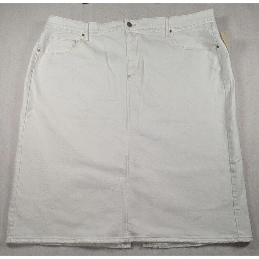 Universal Thread - Women's - Mid-Rise Utility Shorts - White/PR8PY8 - Size: 24